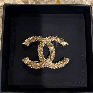(FINAL PRICE) CHANEL
Gold & Crystal Brooch